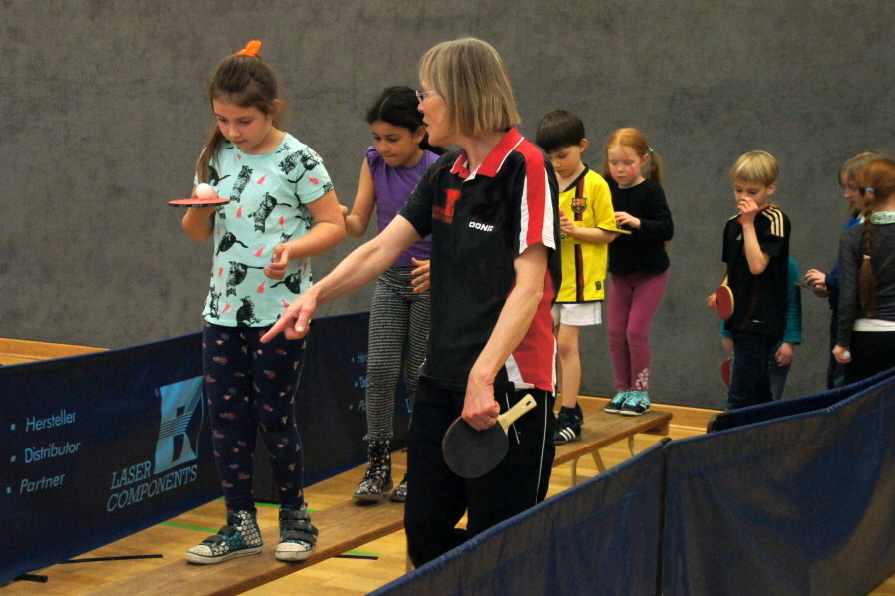 Marianne schon mit Ball in der Luft